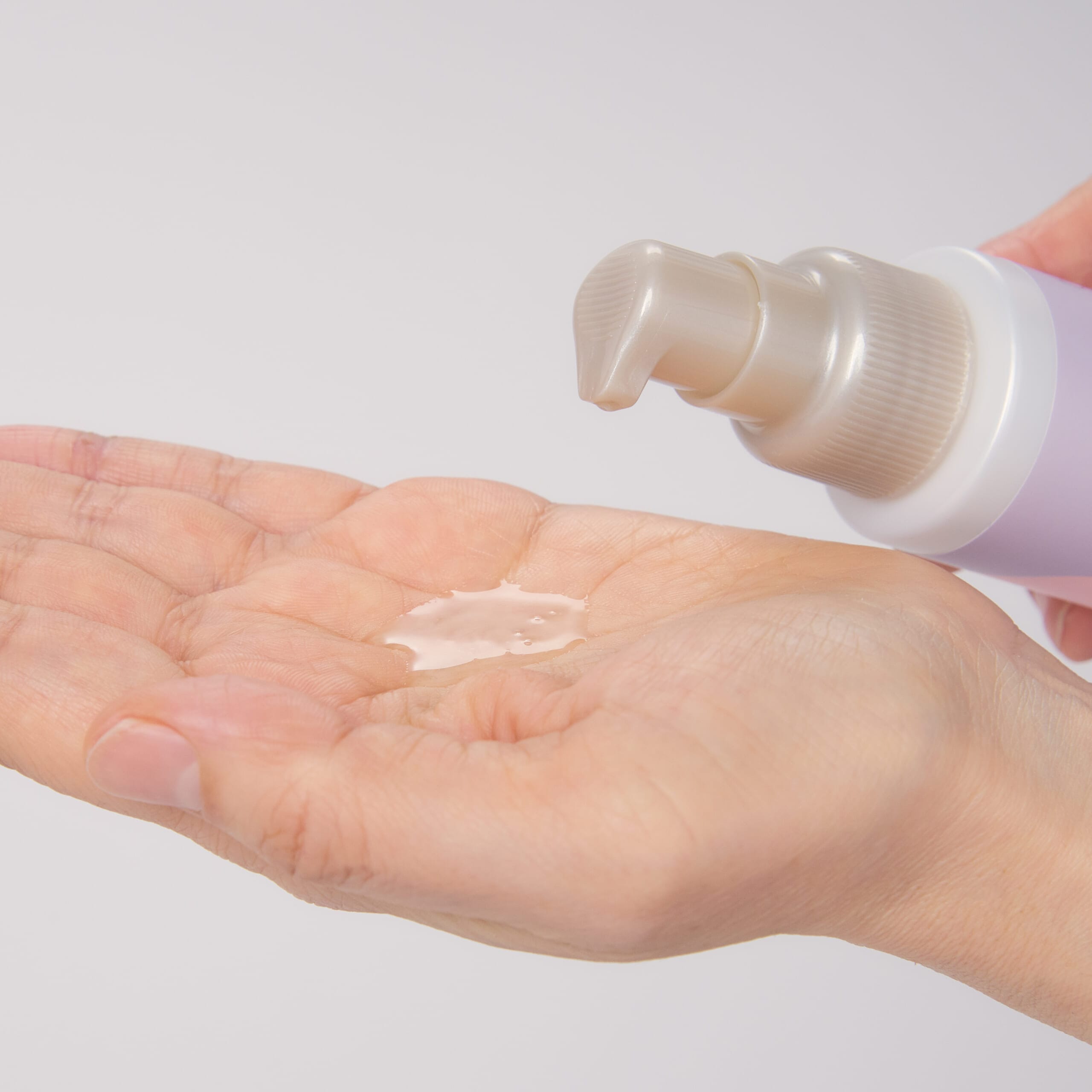 ヘア エッセンスはさらっと軽いテクスチャー