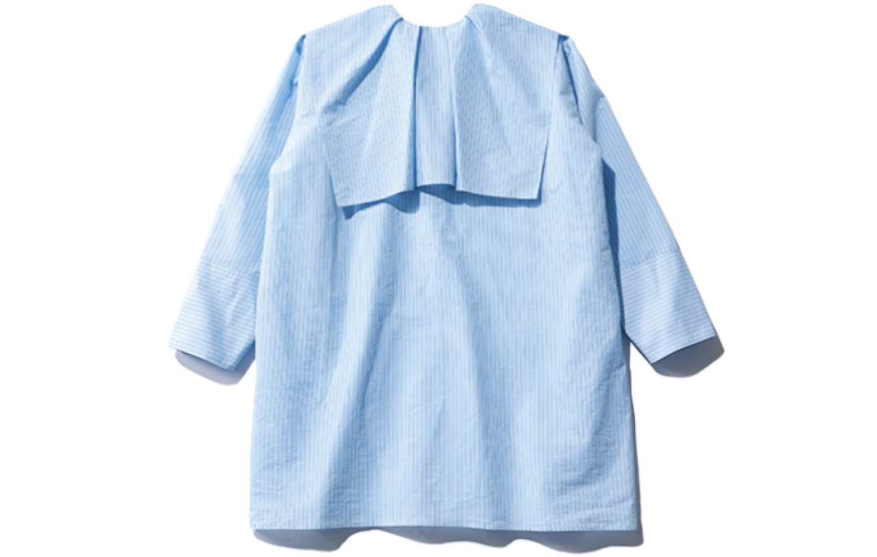 後ろのセーラー衿もフリル調で可愛い