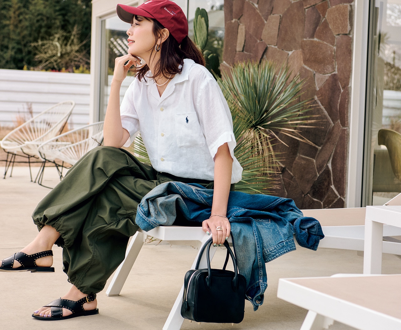 蛯原友里さんのPOLO RALPH LAUREN（ポロ ラルフ ローレン）【洗える】Classic Fit Linen Camp Shirt、20th Anniv. LEE限定 MARIHA（マリハ）【LEEマルシェ20th別注】月の夢 ネックレス オーバルパール 40㎝と20th Anniv. LEE限定 Oblada（オブラダ）【LEEマルシェ20th別注】STEADY BAG MINI SHORT HANDLEのコーデ