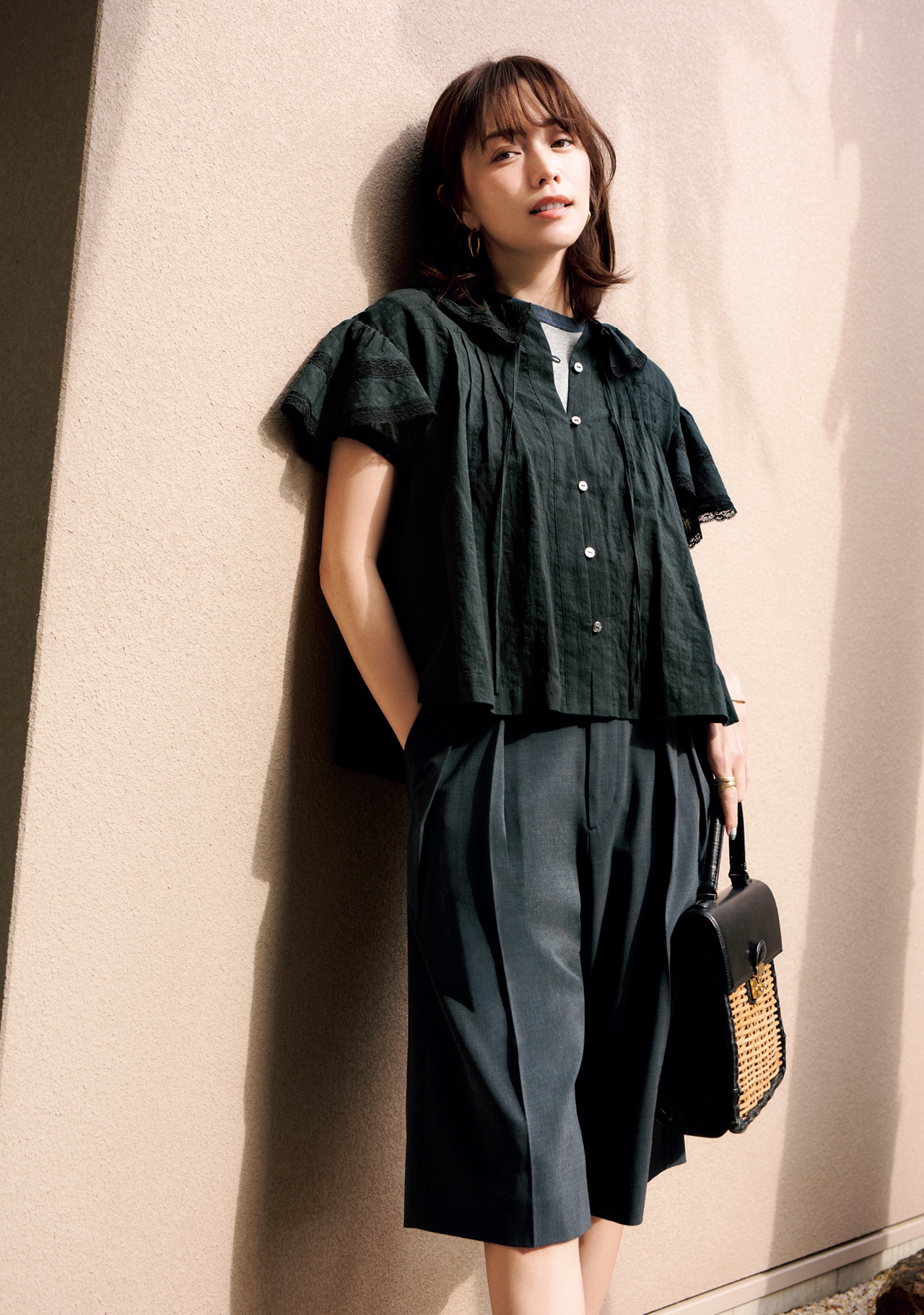 蛯原友里さんのTHE SHINZONE（ザ シンゾーン）【洗える】LACE BLOUSEとTHE SHINZONE（ザ シンゾーン）【洗える】JOSÉ SHORTSのコーデ