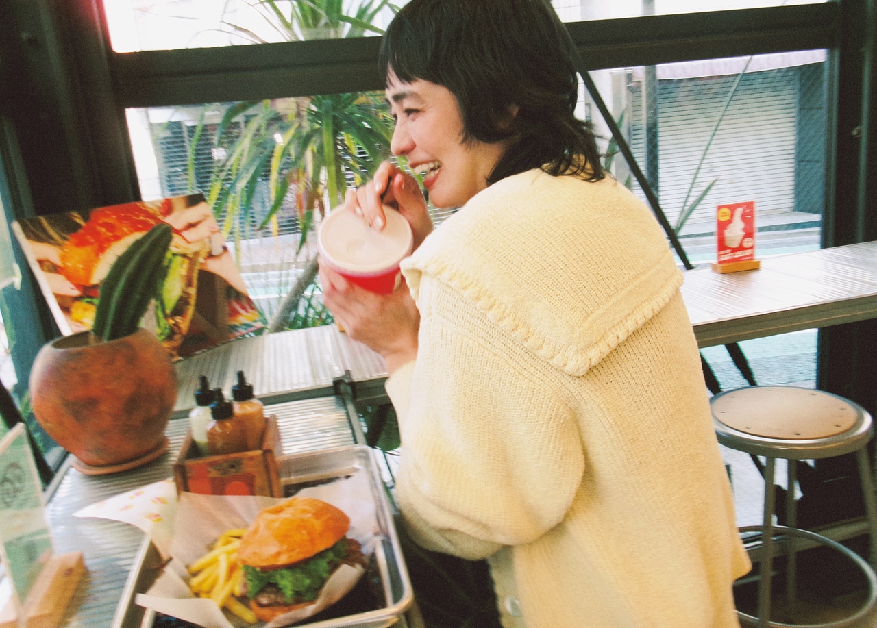 竹下玲奈さんのセーラー衿のカーディガンのコーデ 側面