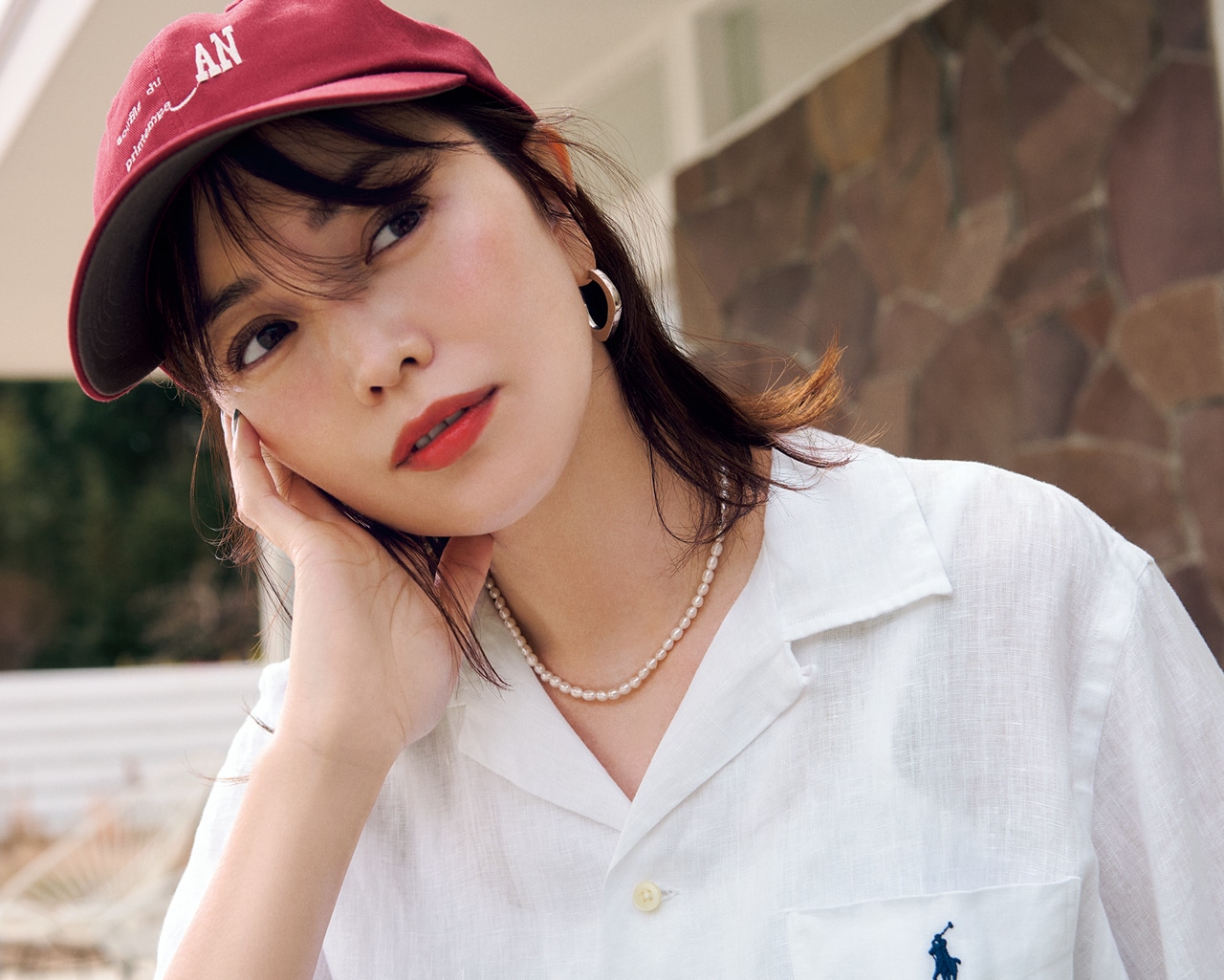 蛯原友里さんのPOLO RALPH LAUREN（ポロ ラルフ ローレン）【洗える】Classic Fit Linen Camp Shirt、20th Anniv. LEE限定 MARIHA（マリハ）【LEEマルシェ20th別注】月の夢 ネックレス オーバルパール 40㎝と20th Anniv. LEE限定 Oblada（オブラダ）【LEEマルシェ20th別注】STEADY BAG MINI SHORT HANDLEのコーデ　首元