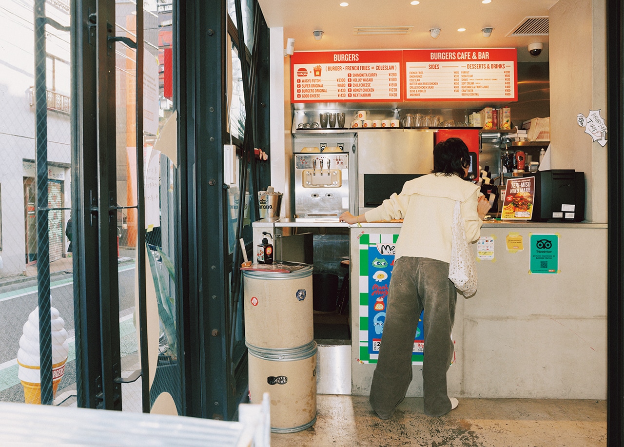 竹下玲奈さんのセーラー衿のカーディガンのコーデ 背面