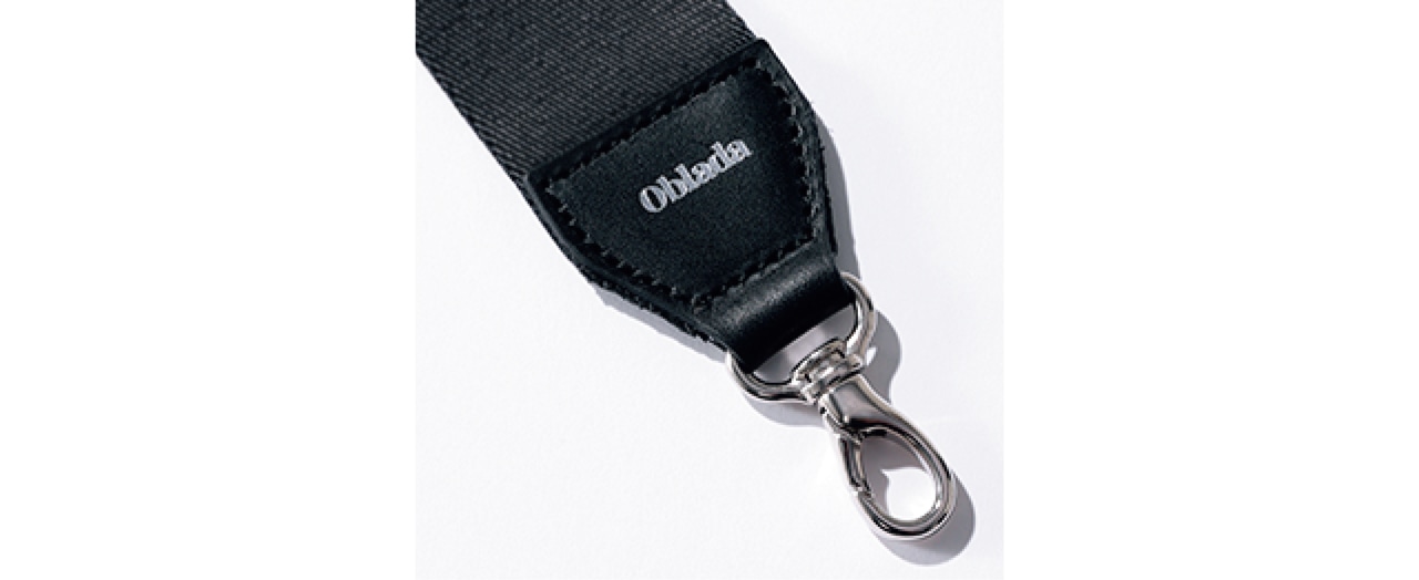 ストラップは肩に負担のかかりにくいやや太めの38㎜幅。ワンポイントのブランドロゴの大きさにも徹底したこだわりが。