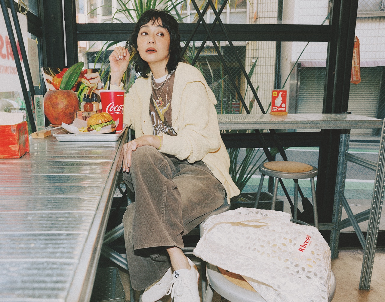 竹下玲奈さんのセーラー衿のカーディガンのコーデ