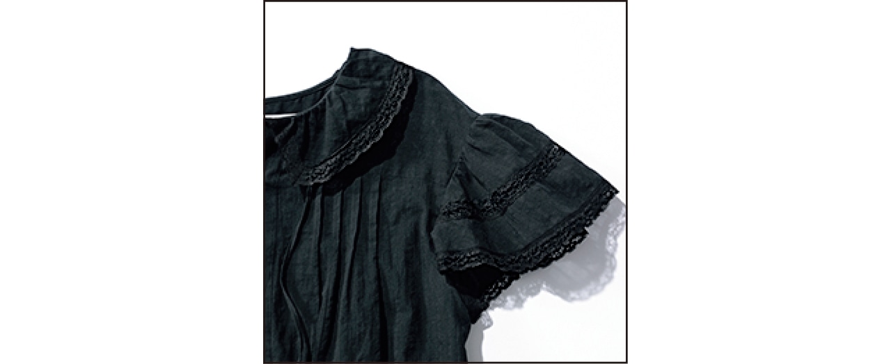 袖は2段のレースを配した贅沢なデザイン。適度なボリューム感があり、二の腕をほっそり見せてくれる効果も。