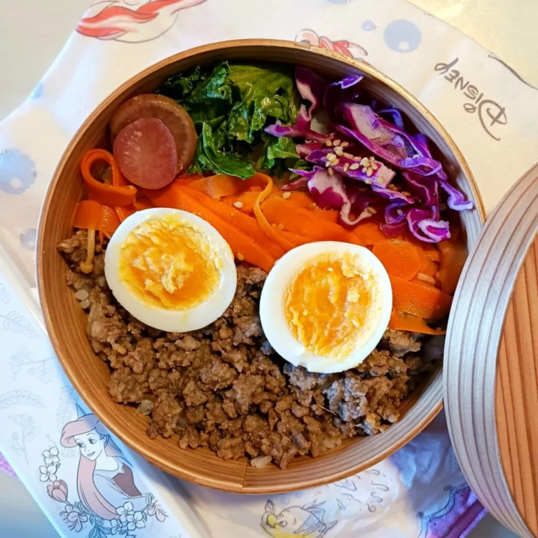 mieさん作の曲げわっぱ弁当　そぼろ弁当