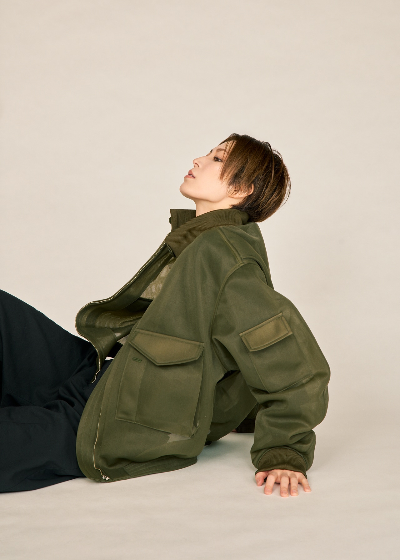 両手をついて床に座る伏し目がちの宝塚歌劇雪組・瀬央ゆりあさん