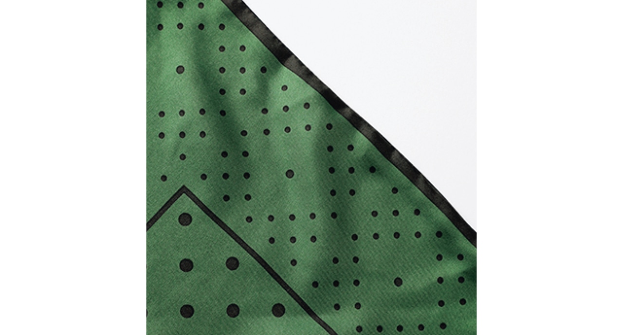 黒×白配色のバンダナ柄の裏面は、グリーン×黒のドット柄。大きさの異なる2種類のドットと直線がリズミカルに配置されています。