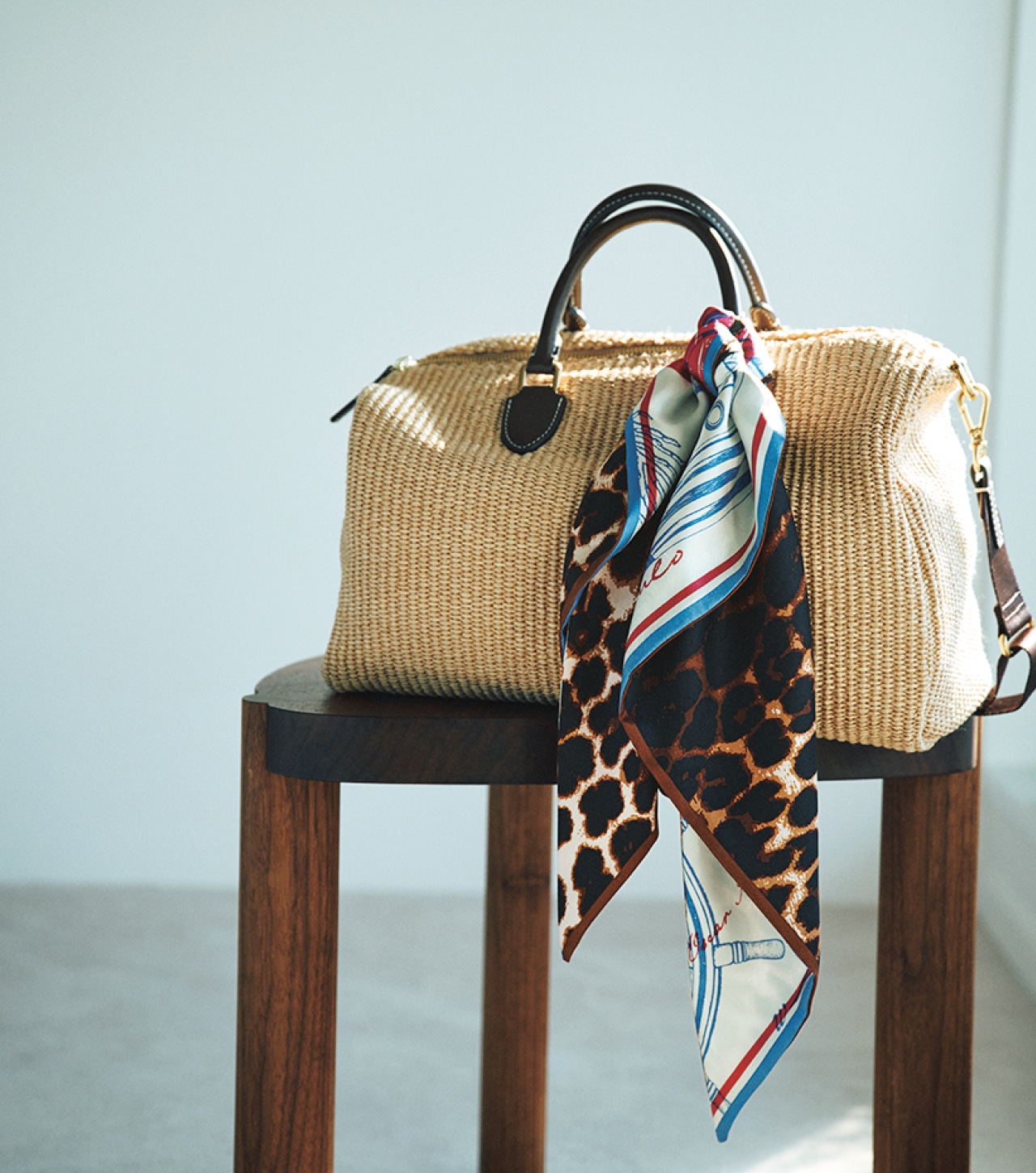 リバーシブルスカーフは、シンプルなバッグのアクセントにもうってつけ。三角フォルムなので、折り方を気にせずとも、簡単にサマになります。