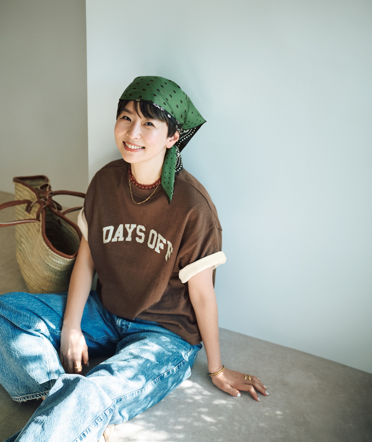 20th Anniv. LEE DAYS限定 manipuri（マニプリ）【五明祐子さんコラボ】三角スカーフ Black×Khakiを頭巾のように被った五明祐子さん