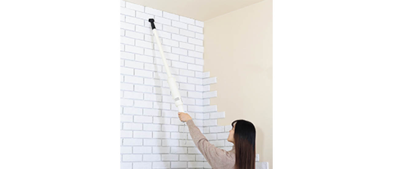 片手でも扱いやすく、高いところや階段などの掃除もラクラク