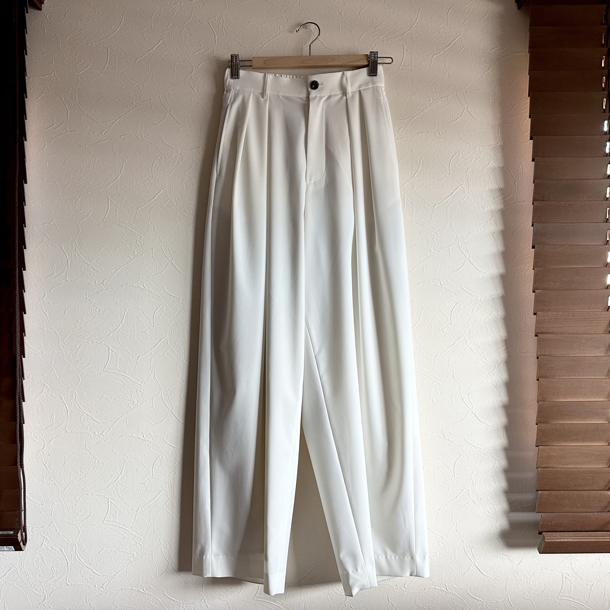 辺見えみり　conte タックイージーテーパードワイドパンツ