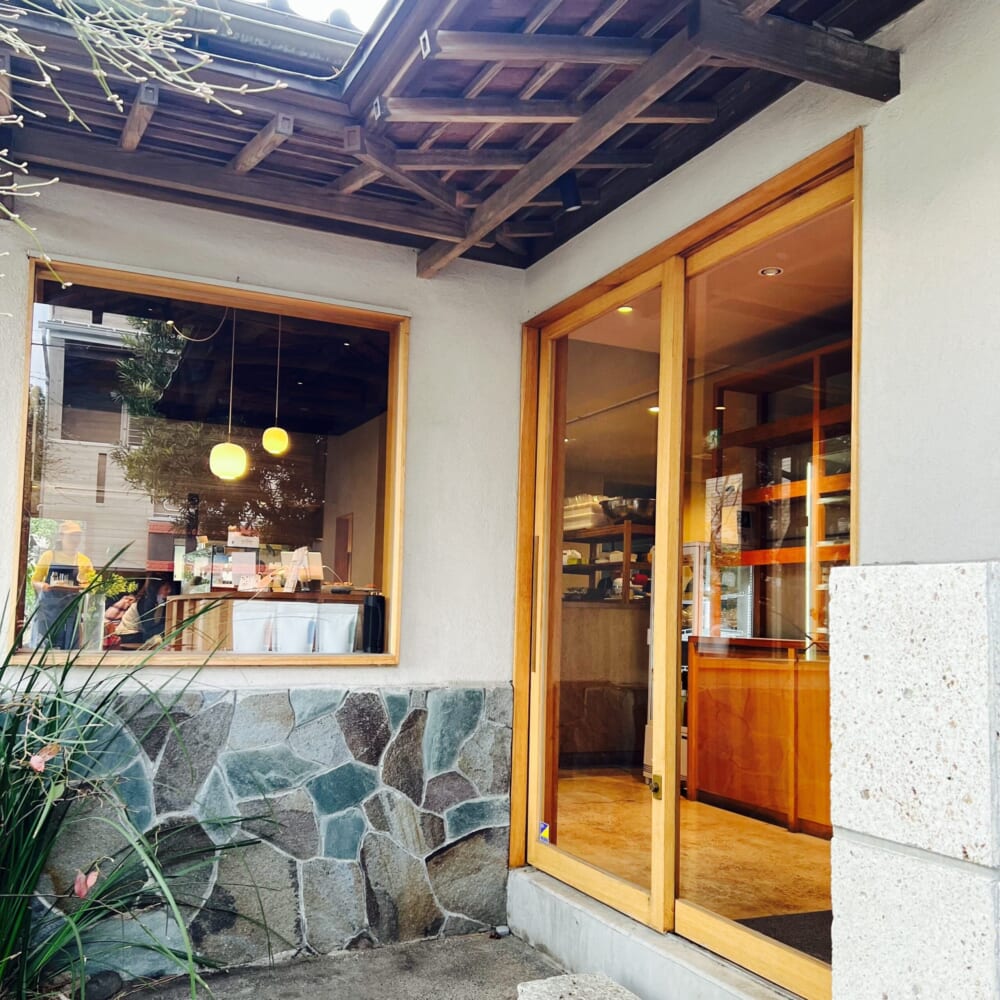 アトリエサンティ(神奈川県大磯町) いちごのパルフェ ジェラート パン　古民家ブーランジェリー