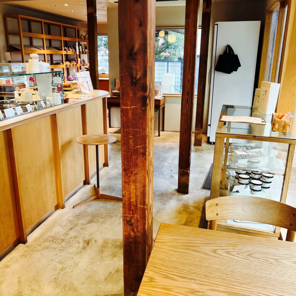 アトリエサンティ(神奈川県大磯町) いちごのパルフェ ジェラート パン　古民家ブーランジェリー