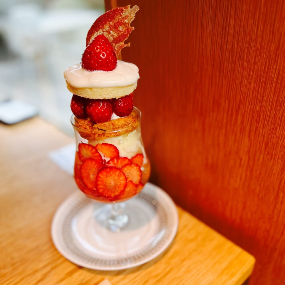 アトリエサンティ(神奈川県大磯町) いちごのパルフェ ジェラート パン　古民家ブーランジェリー