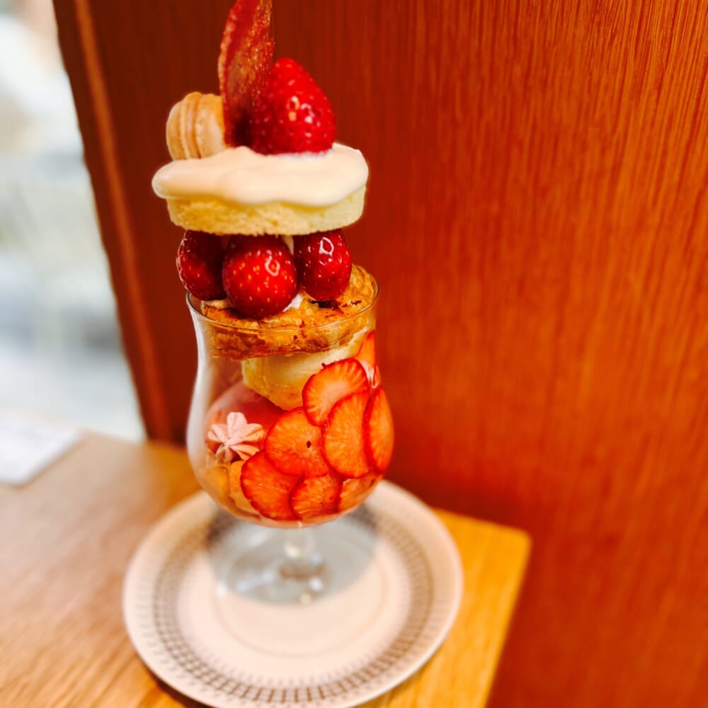 アトリエサンティ(神奈川県大磯町) いちごのパルフェ ジェラート パン　古民家ブーランジェリー