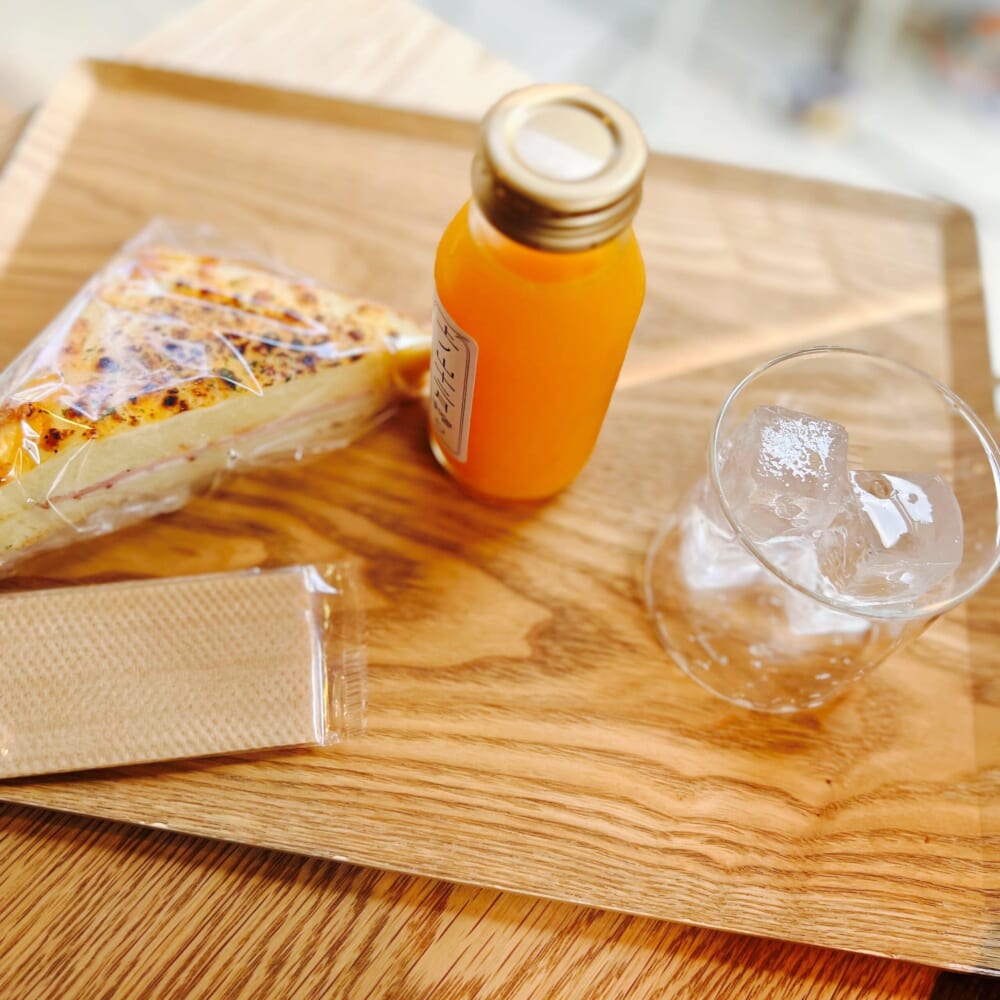 アトリエサンティ(神奈川県大磯町) いちごのパルフェ ジェラート パン　古民家ブーランジェリー