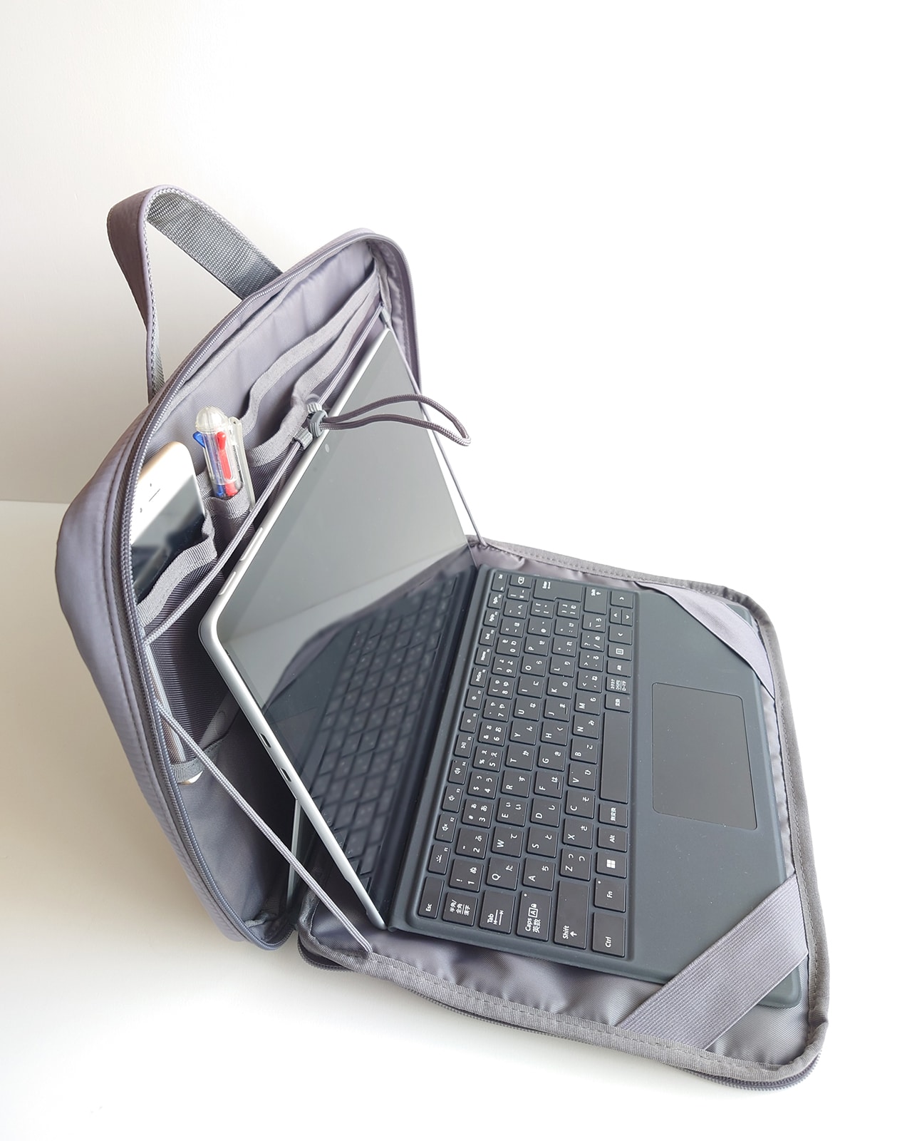 入れたまま使えるパソコンケース A4サイズ用 グレー パソコンなど収納したところ1