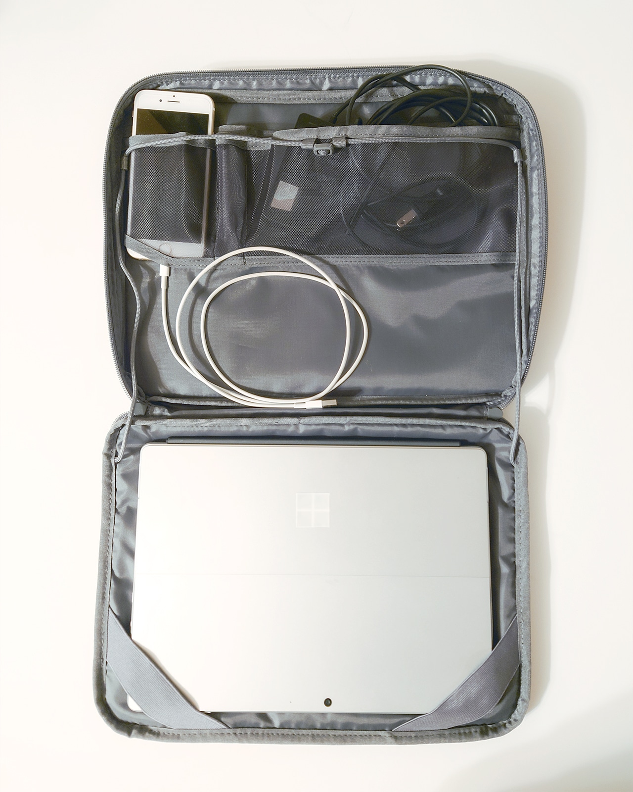 入れたまま使えるパソコンケース A4サイズ用 グレー パソコンなど収納したところ2