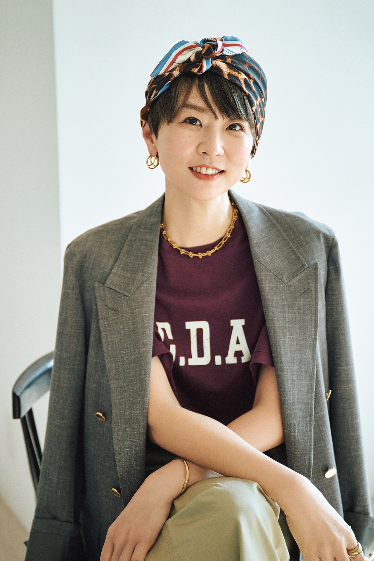 20th Anniv. LEE DAYS限定 manipuri（マニプリ）【五明祐子さんコラボ】三角スカーフ Brown×Coral redをヘアバンド風に巻いた五明祐子さん