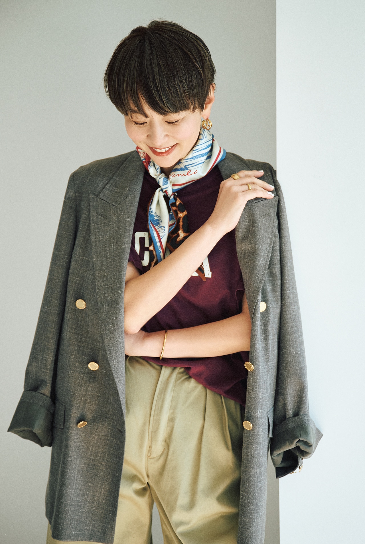 20th Anniv. LEE DAYS限定 manipuri（マニプリ）【五明祐子さんコラボ】三角スカーフ Brown×Coral redを首に巻いた五明祐子さん