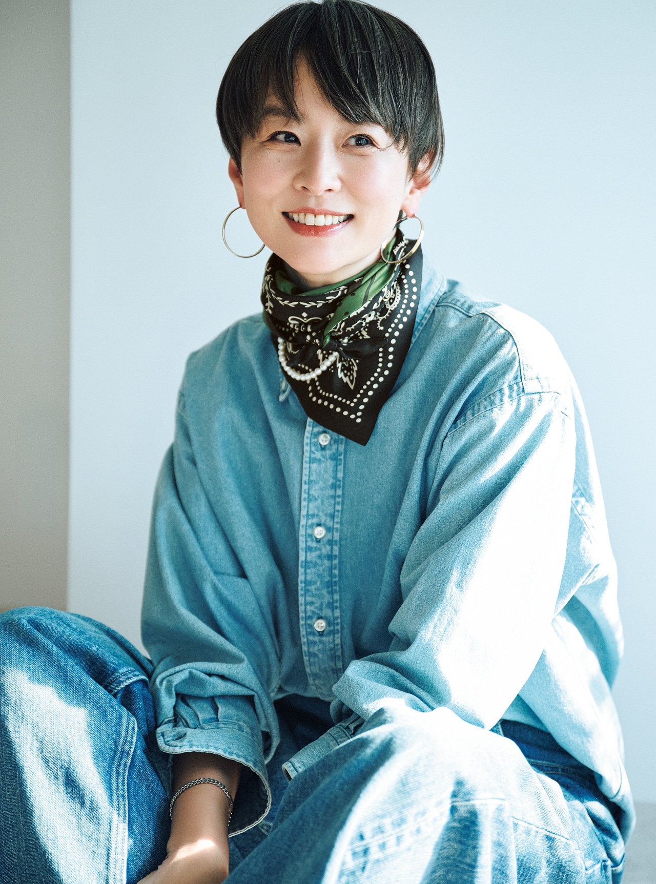 20th Anniv. LEE DAYS限定 manipuri（マニプリ）【五明祐子さんコラボ】三角スカーフ Black×Khakiを首に巻いた五明祐子さん