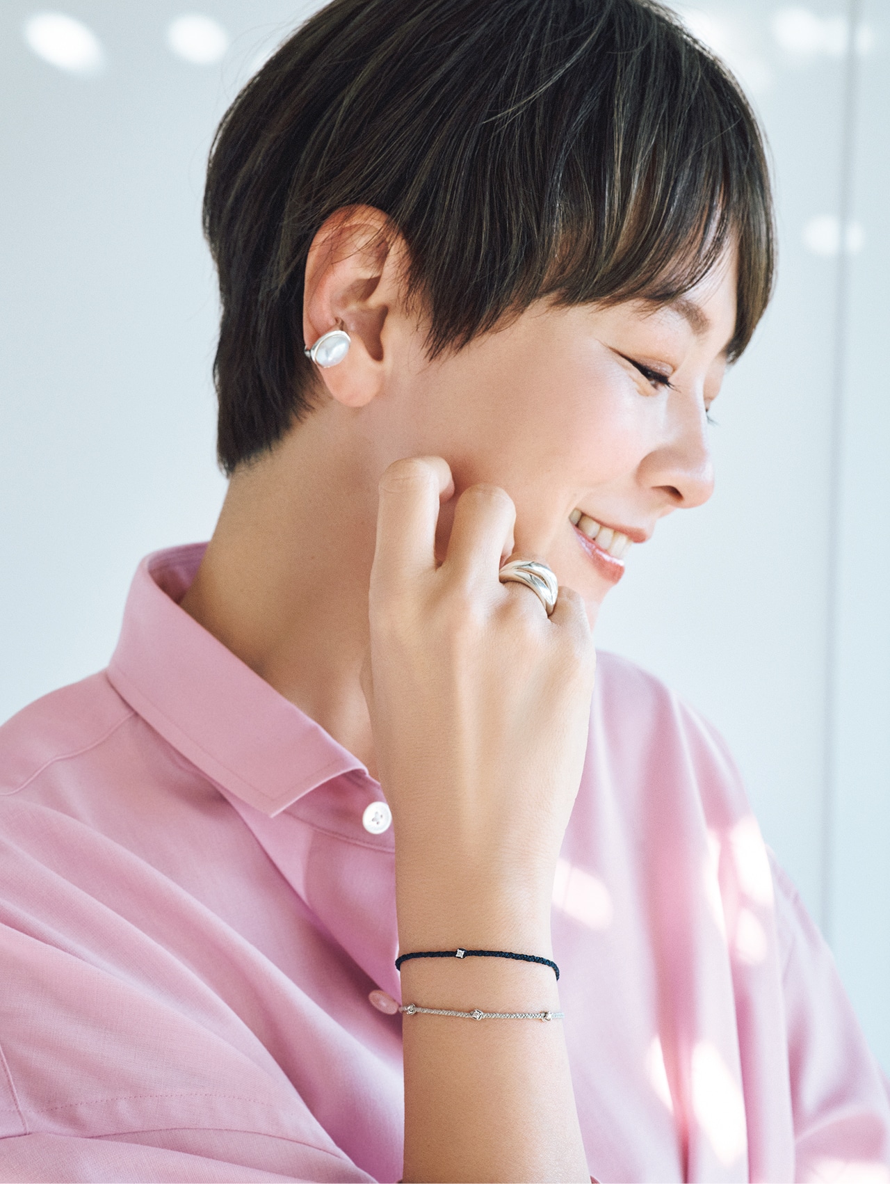 五明祐子さんのPLOW(プラウ)【五明祐子さんセレクト】Pure Silk Bracelet 1Dia、PLOW(プラウ)【五明祐子さんセレクト】Pure Silk Bracelet 3DiaとPLOW(プラウ)【五明祐子さんセレクト】Pearl Ear Cuffのコーデ