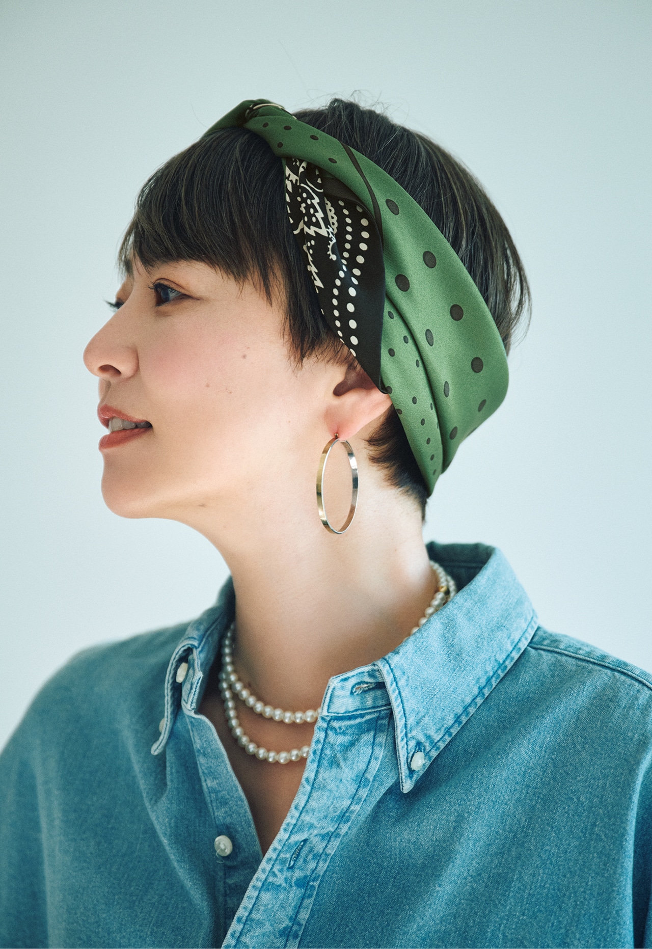 20th Anniv. LEE DAYS限定 manipuri（マニプリ）【五明祐子さんコラボ】三角スカーフ Black×Khakiをヘアバンド風に巻いた五明祐子さん