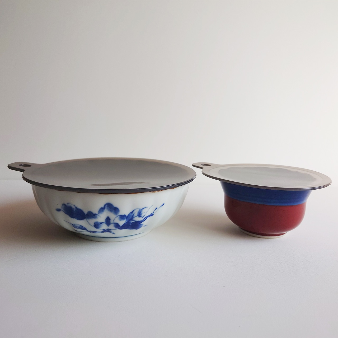 レンジで使える シリコーン蓋 中・小 食器にのせたところ