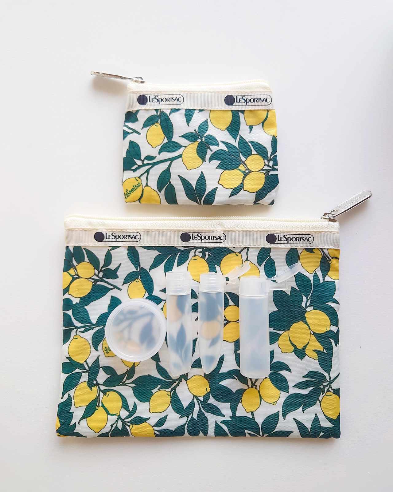 トラベルグッズをLEE付録ポーチと並べたところ