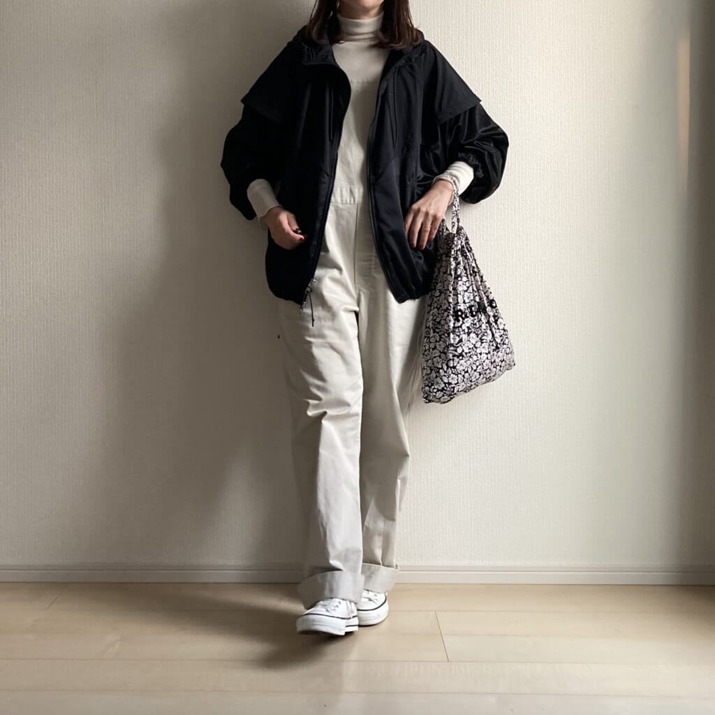 40代のスポーツウエアミックスコーデ、きれいめオーバーオールと合わせて。オールドマンズテーラー巾着。