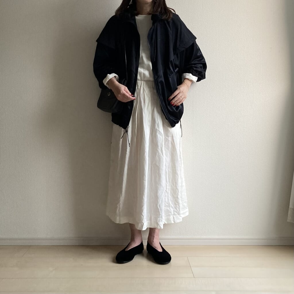 40代のスポーツウエアミックスコーデ、きれいめリネンの白のワンピースとミミベリーのバッグと合わせて。