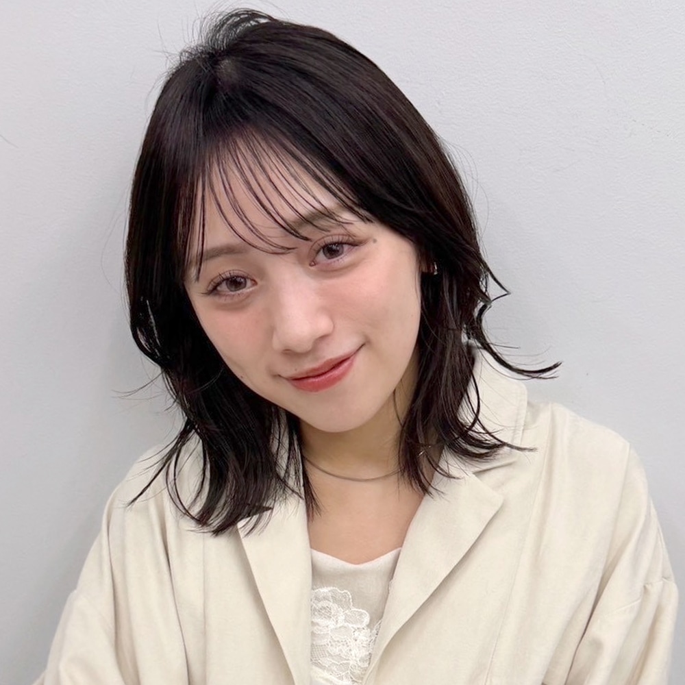 顔まわりをスッキリ見せる軽い質感＆くびれのエアリーレイヤーミディ　アザーカット02