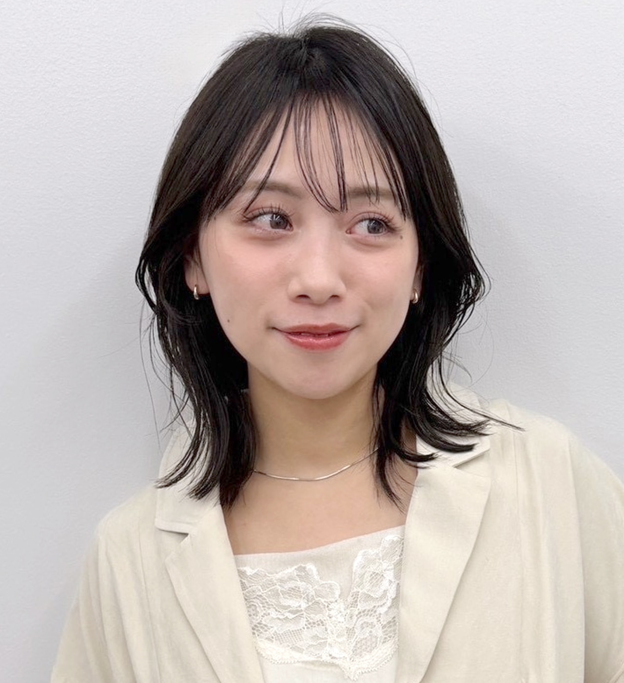 顔まわりをスッキリ見せる軽い質感＆くびれのエアリーレイヤーミディ　メインカット