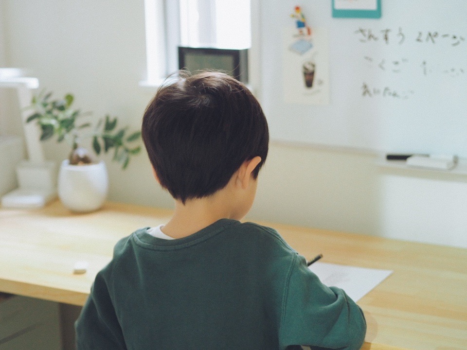 勉強をする子どもの後ろ姿