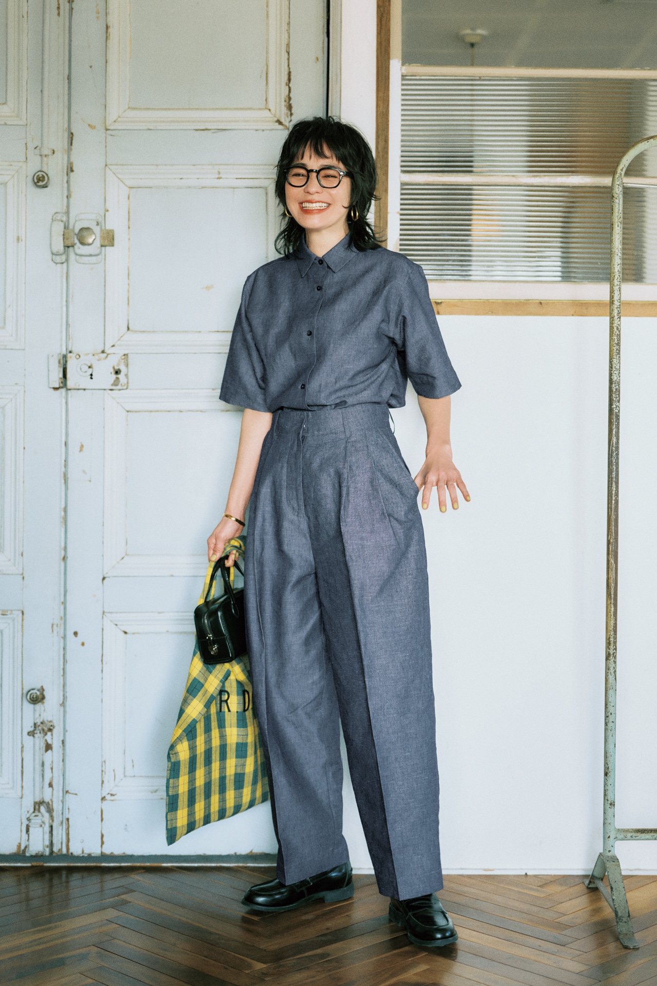 竹下玲奈さんの20th Anniv. LEE限定 12closet（トゥエルブクローゼット）【洗える】【石上美津江さんコラボ】シャンブレーシャツと20th Anniv. LEE限定 12closet（トゥエルブクローゼット）【洗える】【石上美津江さんコラボ】シャンブレータックパンツのコーデ