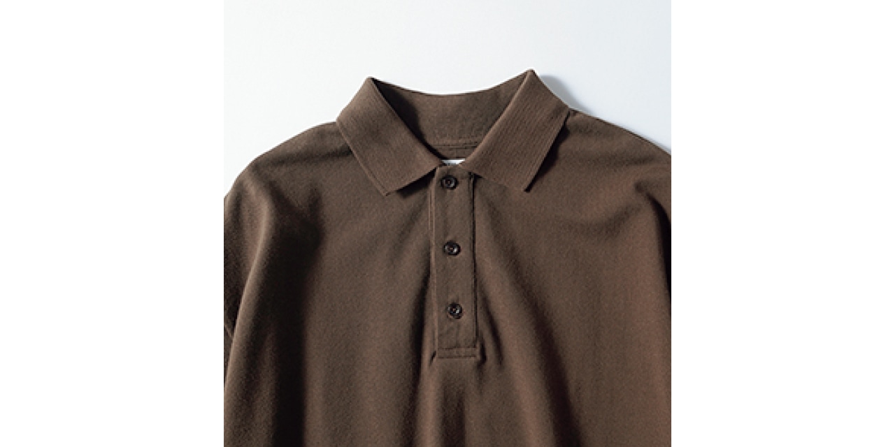 小ぶりな衿で甘さをひとさじ。フロントボタンは身生地と同色を選びすっきりと。