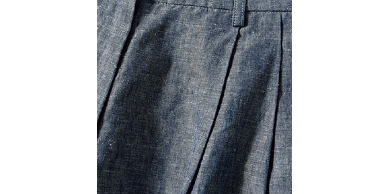 フロントにしっかり入ったタックが立体的な美シルエットに導く。