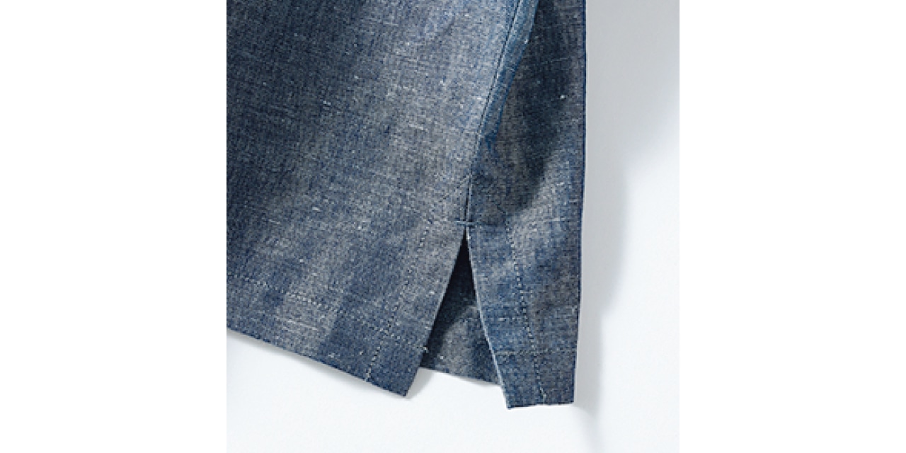 裾をアウトしたときに適度な抜け感が出るサイドスリット入り。