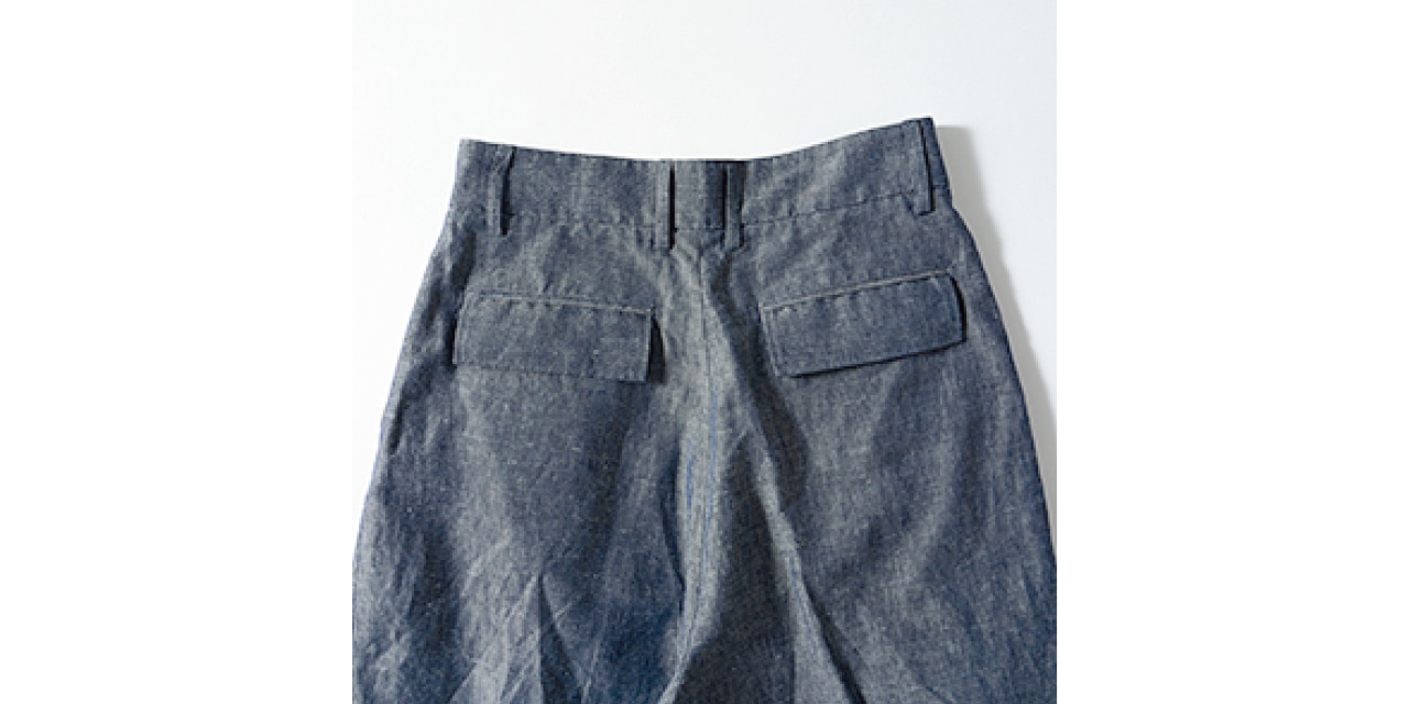 フラップ付きのバックポケットで、視覚的にヒップ位置をUP！