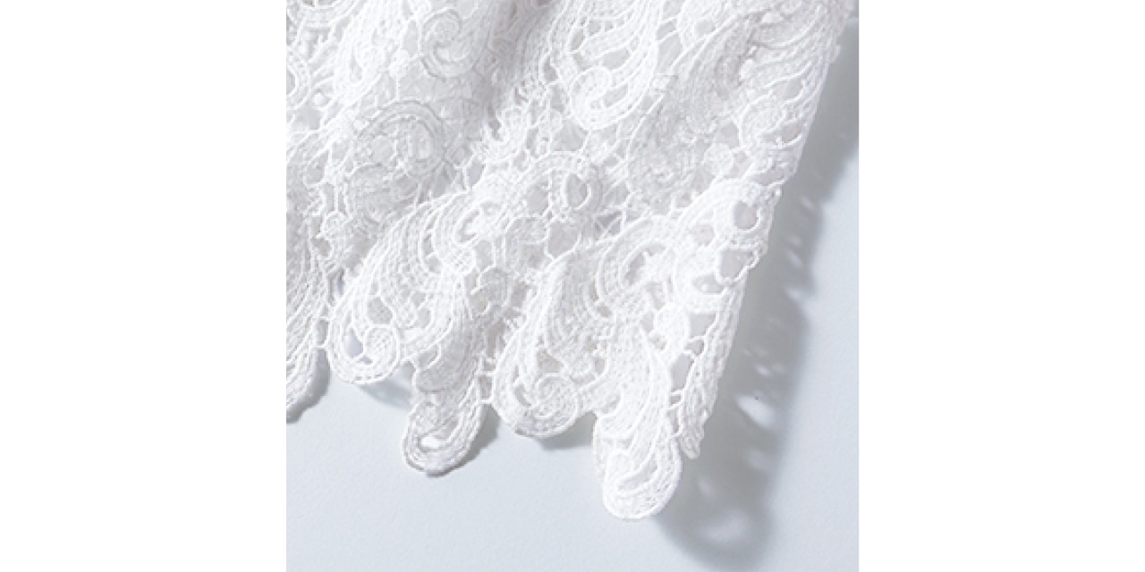 カットワークレースのディテールを生かした裾は、透けるボトムとのコントラストが秀逸！