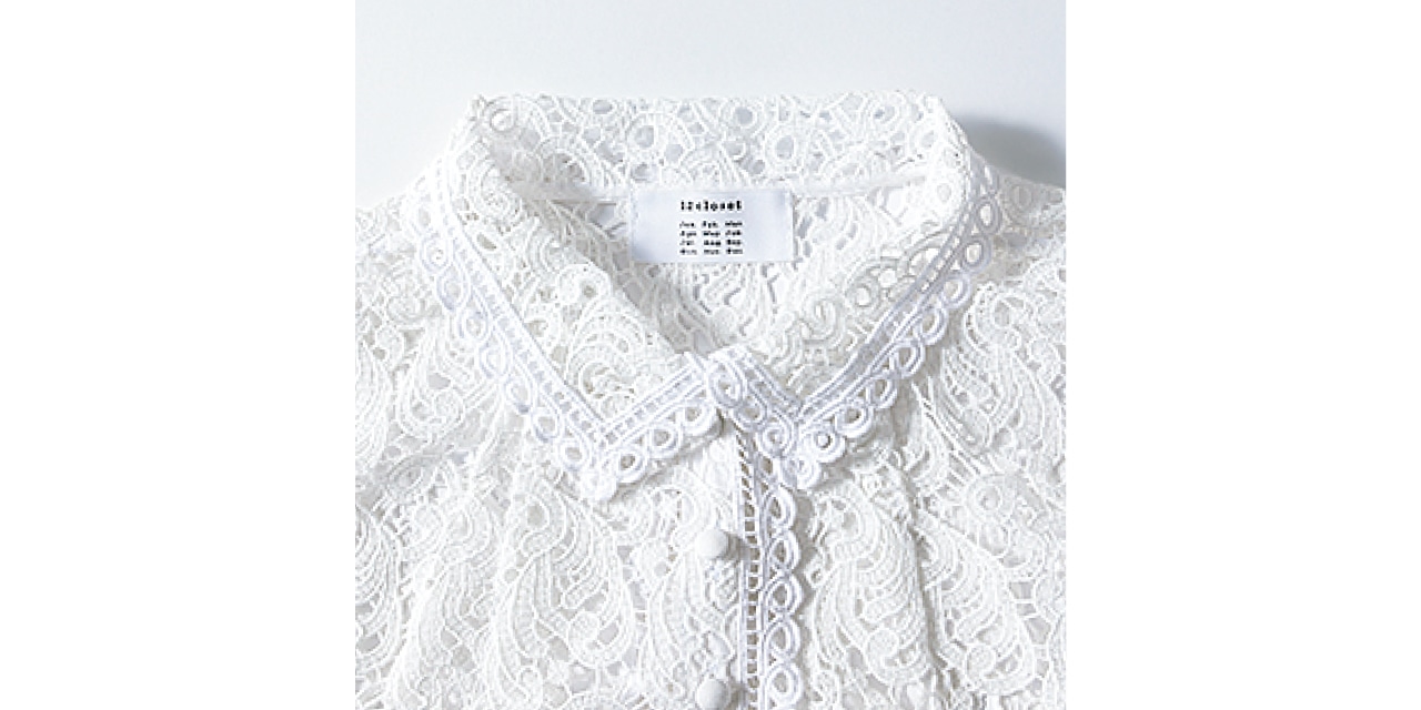 小さい衿＆くるみボタン、リボンテープによるトリミングの“浮かず埋もれず”な存在感がアクセントに。