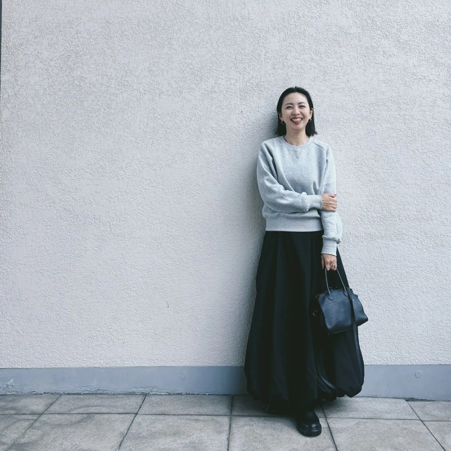 シンプルなグレースウェット×バルーンスカートのコーデ