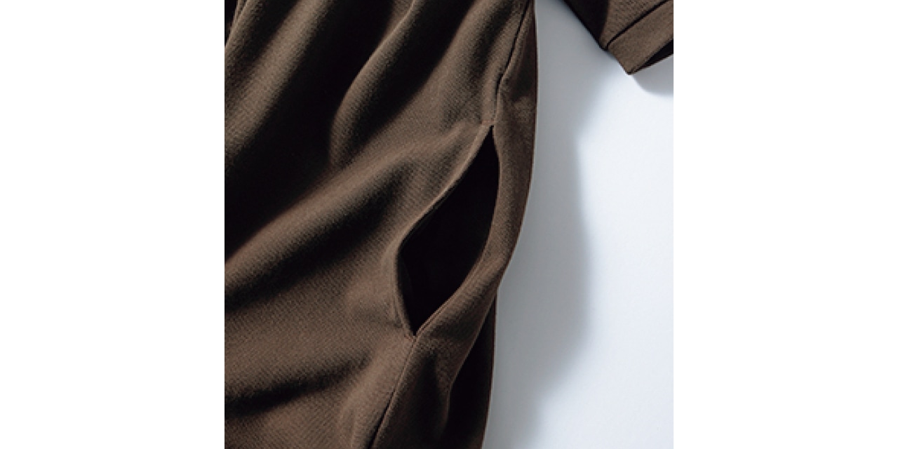 両サイドには何かと便利なスリットポケットを。