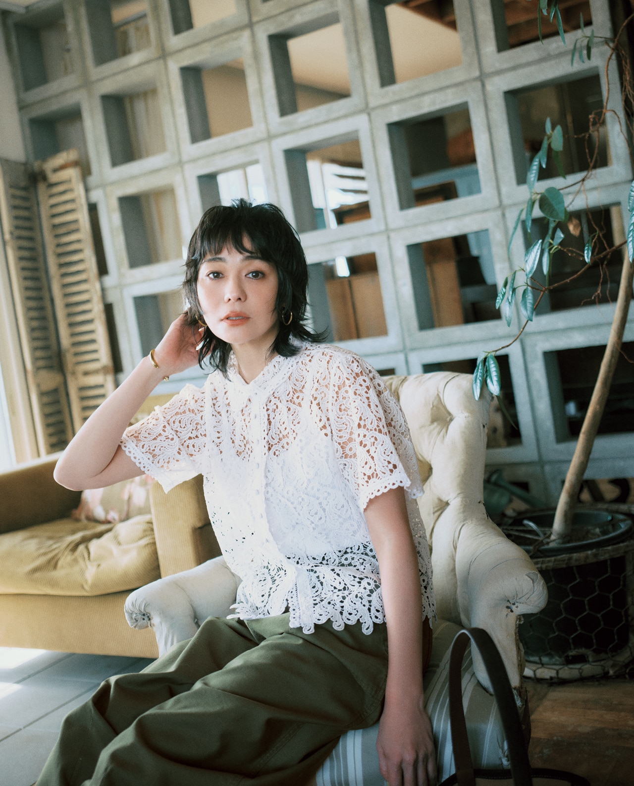 竹下玲奈さんの20th Anniv. LEE限定 12closet（トゥエルブクローゼット）【洗える】【石上美津江さんコラボ】インドレースシャツブラウスのコーデ