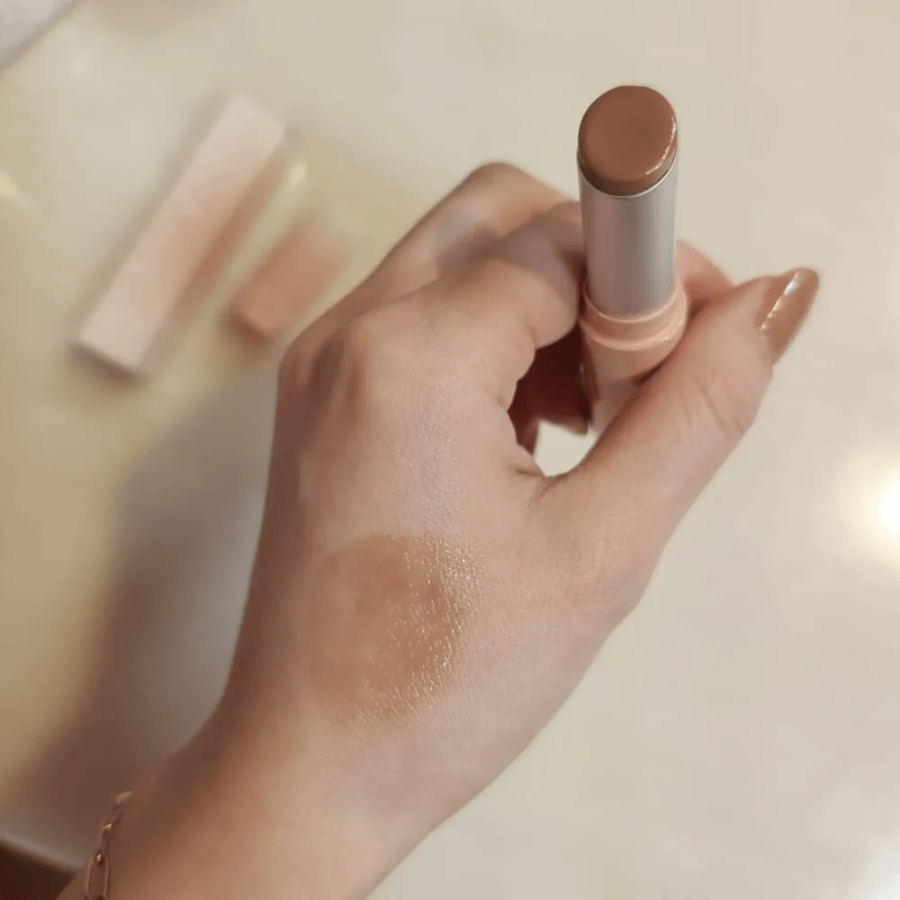 rom＆nd「グラスティングメルティングバーム 10 Nu beige」腕に塗ったところ