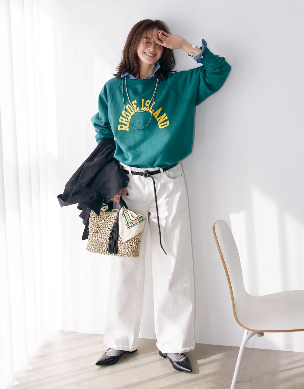 【チャンピオン】カラー&ロゴスウェット×白ワイドパンツのコーデ