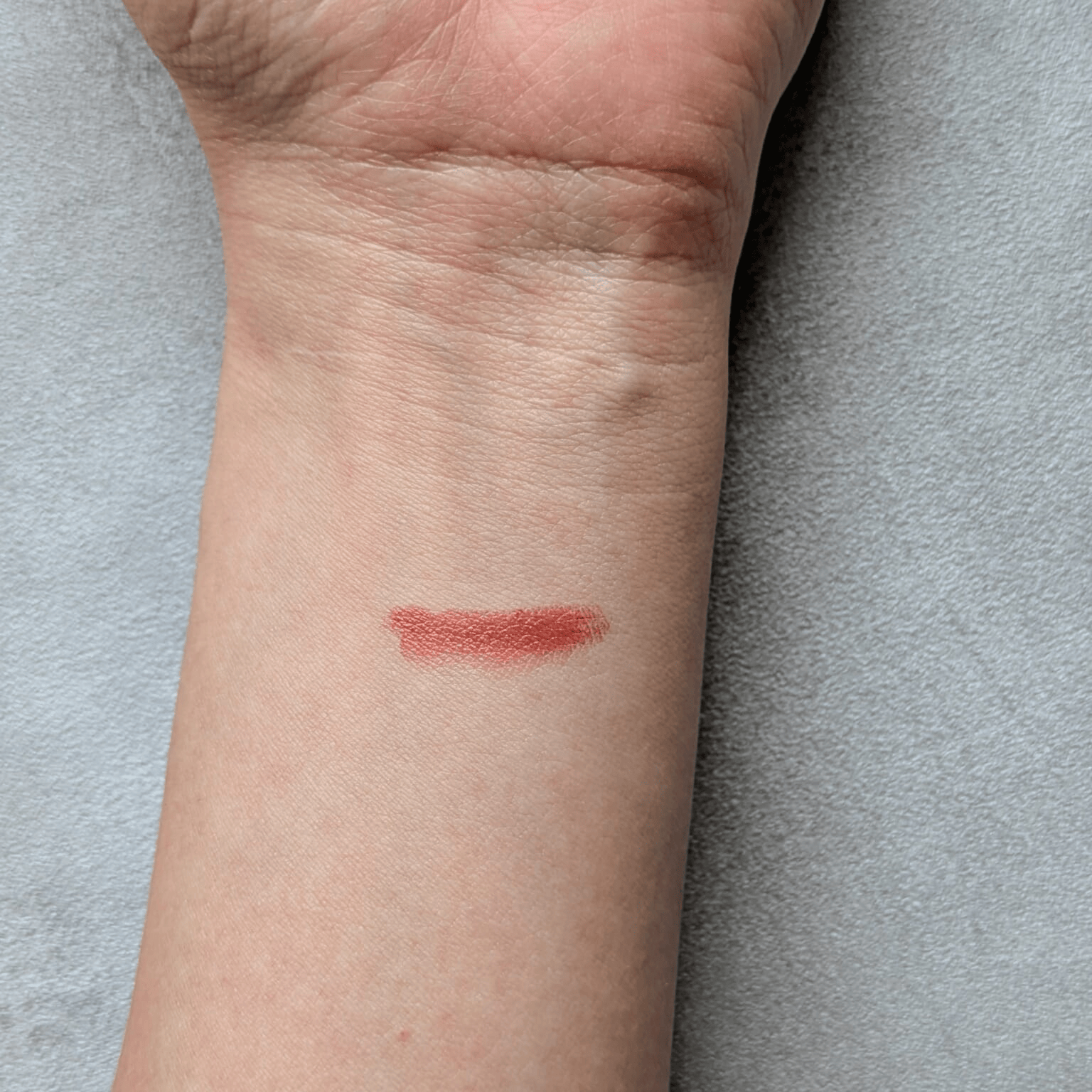 Dior「ルージュ ディオール オン ステージ 390レッドウッド スター シャイン」腕に塗ったところ