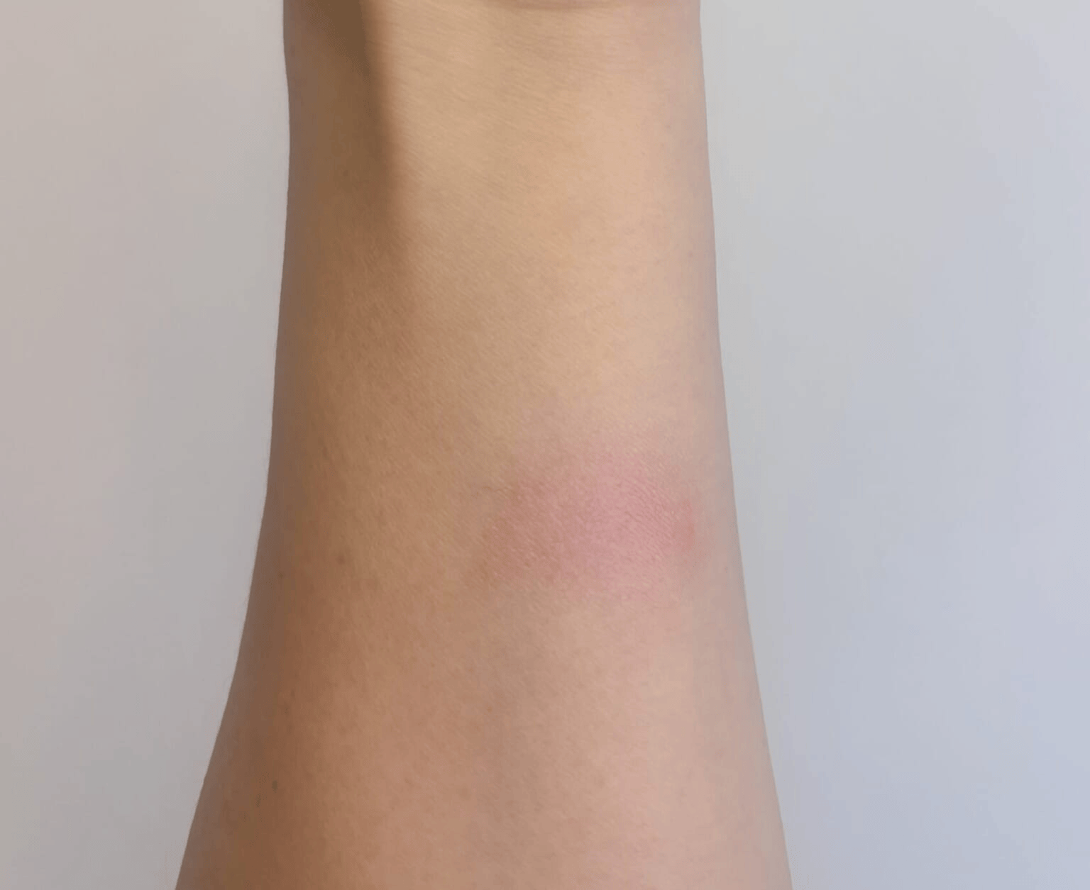 NARS「アフターグロー リップバーム Ｎ 236 STARGAZE」腕に塗ったところ